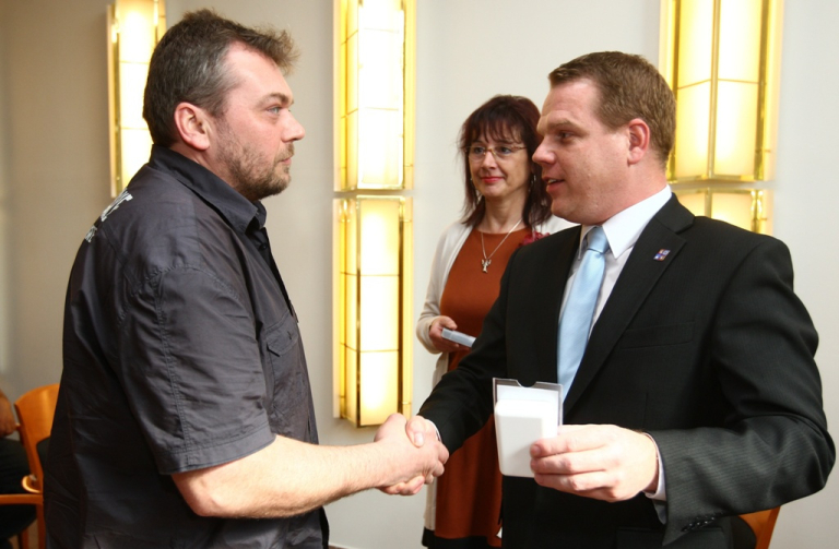 Dárcům krve předávali medaile P. Petráček a L. Střihavková